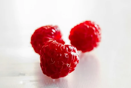 تناول التوت الأحمر يوميًا- ماذا يفعل بالجسم؟