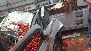 "الطريق تحول إلى نهر أحمر".. إصابة سائق في حادث انقلاب شاحنة طماطم بالشرقية -صور