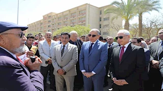  محافظ المنيا ورئيس الجامعة يفتتحان معرض زهور كلية الزراعة -صور