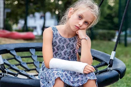 طبيب يحذر: هؤلاء الأطفال أكثر عرضة للكسور المتكررة