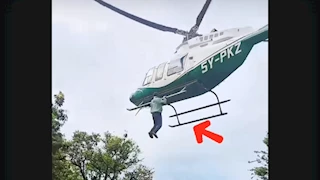 لحظات رعب في السماء.. شاب كيني يتعلق بمروحية أثناء تحليقها