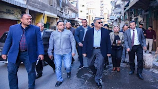 إغلاق محال وتحرير محاضر.. جولة مفاجئة لمحافظ الإسكندرية في سوق زنانيرى- صور