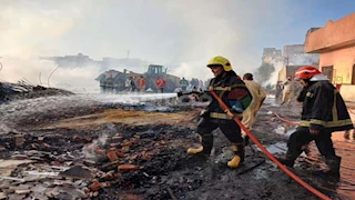   الدفع بـ10 سيارة إطفاء للسيطرة على حريق في مخزن أخشاب بالشرابية | فيديو وصور 