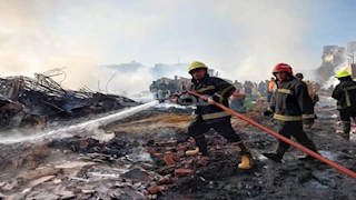 "ملحمة الحماية المدنية والأهالي".. السيطرة على حريق مغالق الأخشاب بالشرابية