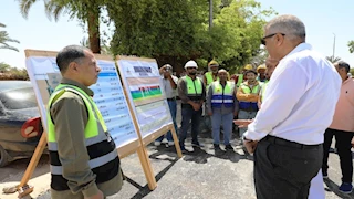 بالصور- محافظ أسوان يتفقد مشروع رصف طريق "توشكى - عنيبة"  بنصر النوبة