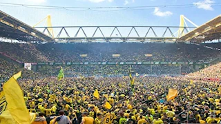 المباراة بدأت مبكرًا.. جماهير دورتموند تهاجم معسكر برشلونة بالألعاب النارية