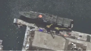 "قد تُغير قواعد اللعبة".. أقمار صناعية ترصد أضخم سفينة حربية في تاريخ كوريا الشمالية