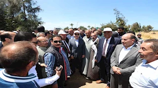 المزارعون استقبلوه بالزغاريد.. محافظ كفرالشيخ يطلق موسم حصاد القمح - صور 