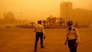 عاصفة ترابية تضرب العراق وتسجيل آلاف الإصابات بالاختناق.. صور وفيديو