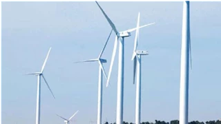 كيف تم نقل رَيِش توربينات توليد الكهرباء من الميناء إلى مكان تثبيتها؟.. فيديو يشرح