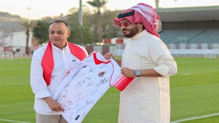 "حضر المران وتم تكريمه".. كواليس زيارة طارق يحيى لنادي الوحدة السعودي