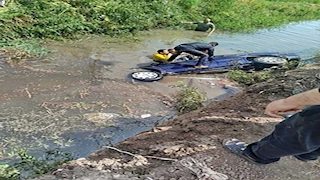 بالصور- ملحمة من الأهالي تنقذ قائد سيارة من الغرق في ترعة بالبحيرة 