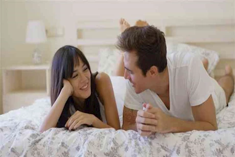 استخدام المزلقات أثناء الجماع.. هل يُضعف حركة الحيوانات المنوية؟