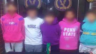 فيديو مثير.. طلاب يخلعون ملابسهم ويشعلون مبيدًا في شوارع الأميرية والشرطة تتدخل	