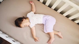 دراسة تكشف خطر مراتب نوم الأطفال.. يهدد صحة الدماغ