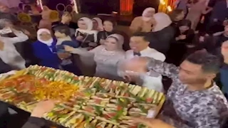 سندوتشات كبدة وسجق بدلا من التورتة.. حكاية حفل خطوبة في بورسعيد أثار الجدل- صور