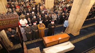 أداء صلاة الجنازة على والدة نائب رئيس جامعة الأزهر بالجامع الأزهر - صور