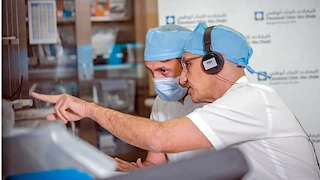 إنجاز عالمي.. طبيب مصري يقود أول جراحة روبوتية عن بعد لعلاج السرطان