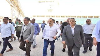  محافظ أسيوط يتابع عمليات توريد القمح ويؤكد على سرعة صرف مستحقات الموردين -صور