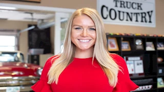 مسؤولة أمريكية تعلن فرض رسوم على بكين وهي ترتدي ملابس صينية