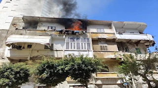 الشقة تفحمت.. الدفع بسيارتين إطفاء للسيطرة على حريق في بورسعيد - صور