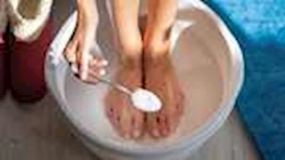 هذا ما يحدث لك عند نقع رجليك في الماء والملح قبل النوم