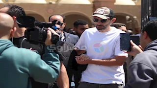 "صدمة الوداع" تسيطر على كريم محمود عبدالعزيز في جنازة سليمان عيد (صور)