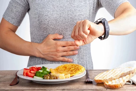 هل الصيام المتقطع أكثر فاعلية من تقليل السعرات الحرارية في إنقاص الوزن؟ 