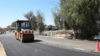 إغلاق طريق "توشكى -نصر النوبة" بسبب هبوط أرضي مفاجئ.. وتشكيل لجنة فنية -صور