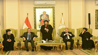 محافظ الإسكندرية يهنئ الأقباط بعيد القيامة في المقر البابوي ـ صور