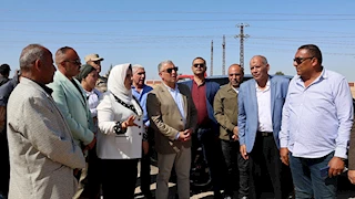 محافظ الإسماعيلية يطلق حملة نظافة مكثفة بطريق ٣٦ الحربي -صور