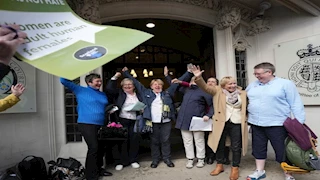 بعد استثنائهم من التعريف القانوني لـ"المرأة".. احتجاجات حاشدة للمتحولات جنسيًا في لندن