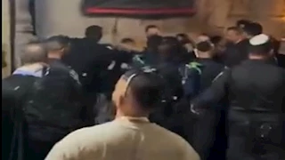 بالفيديو.. الشرطة الإسرائيلية تعتدي على فلسطينيين خلال احتفالات العيد.. ومظاهرات غاضبة ضد نتنياهو