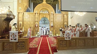 مجسم لقبر المسيح يخرج منه النور.. شاهد قداس عيد القيامة المجيد في مطرانية الكاثوليك بالمنيا