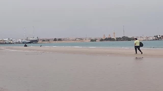 المياه أغرقت الشاطئ.. أمواج عالية ورياح شديدة تضرب شواطئ طور سيناء