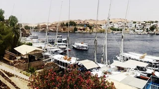 بالصور- إقبال كبير من المصريين والأجانب على معابد أسوان خلال عيد الفطر