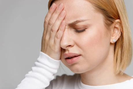 طبيبة تحذر من مضاعفات كسل العين- إليك العلاج