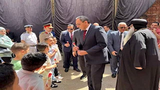 محافظ قنا يزور مطران دشنا مهنئًا بعيد القيامة.. والأنبا تكلا يستقبله بحفاوة -صور   