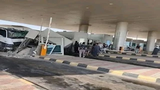 حادث مروع على الطريق الأوسطي.. تريلا تدمر كارتة تحصيل رسوم | صور