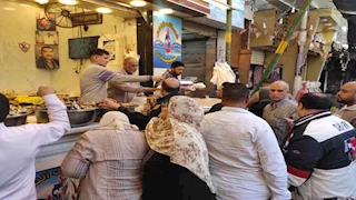 طوابير على شراء الفسيخ قبل شم النسيم بالبحيرة -فيديو وصور