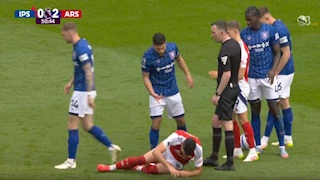 سام مرسي ينفعل على لاعب أرسنال في الدوري الإنجليزي 