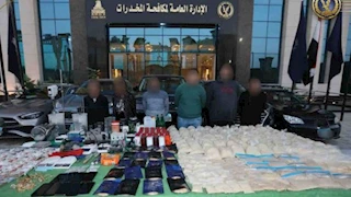 عرض مضبوطات طليقة لاعب شهير من المخدرات على المعمل الكميائي