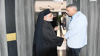 "رمز السلام".. محافظ أسوان يعزي قساوسة الكاثوليك هاتفيًا في وفاة بابا الفاتيكان  