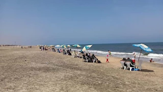 إقبال على شواطئ بلطيم في شم النسيم.. والإنقاذ ينتشر لحماية الرواد -صور 