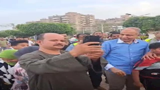 اتفضل اتغدى معانا.. مواطنون يمزحون مع محافظ المنيا ويلتقط صورًا تذكارية معهم (صور)