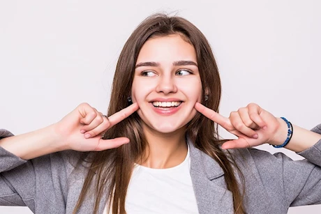 موجودة في كل منزل- 4 مكونات لتبييض الأسنان