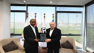 "لتطوير التعاون".. أبو ريدة يلتقي رئيس الاتحاد السوداني لكرة القدم 