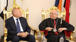 محافظ القاهرة يهنئ أسقف الإسكندرية للأرمن الكاثوليك بعيد القيامة