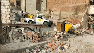 انهار عليه سور.. تحطم تاكسي في الترعة المردومة بالإسكندرية-صور