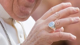 لماذا يُكسر خاتم بابا الفاتيكان بعد وفاته؟